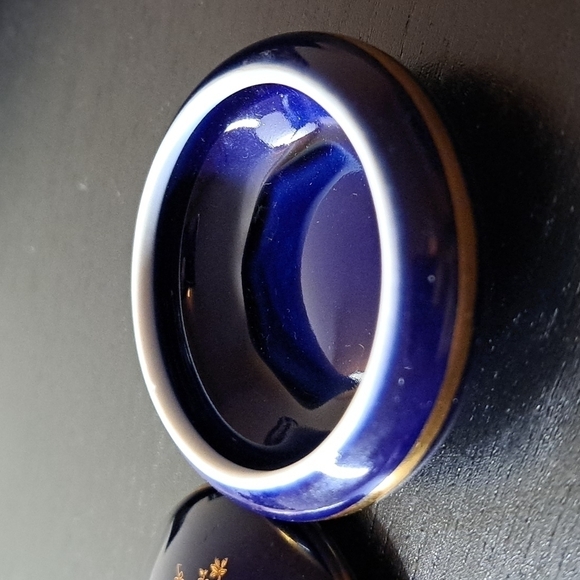 Vintage Small LIMOGES France Porcelain Covalt Blue 2" round trinket box. - Picture 4 of 7